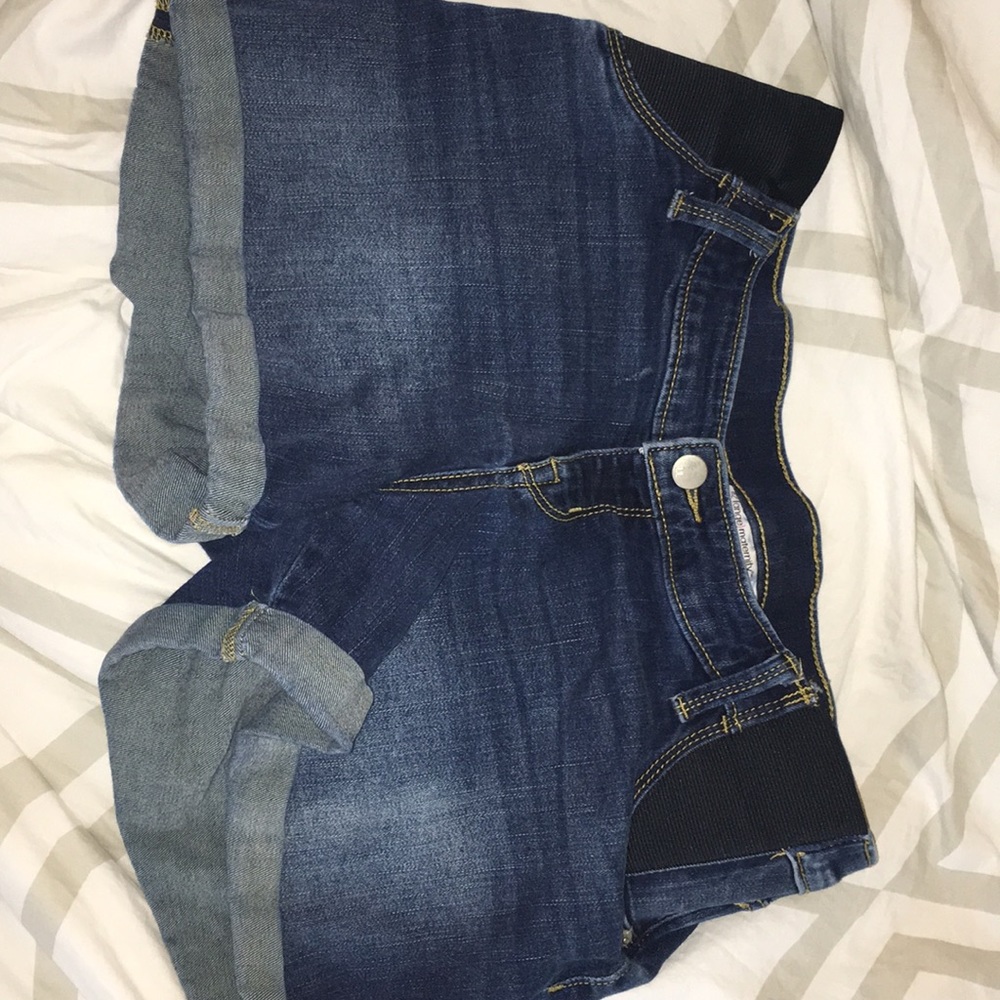 Liz Lange Maternity sz S cuffed shorts.